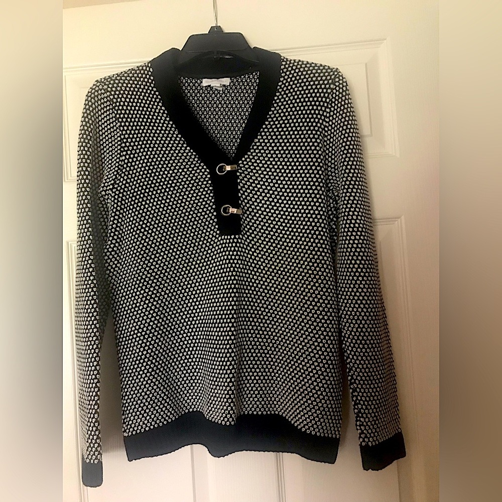 Charter Club VNeck w/double silver clasp. Black w/dots w/metallic dot in center
